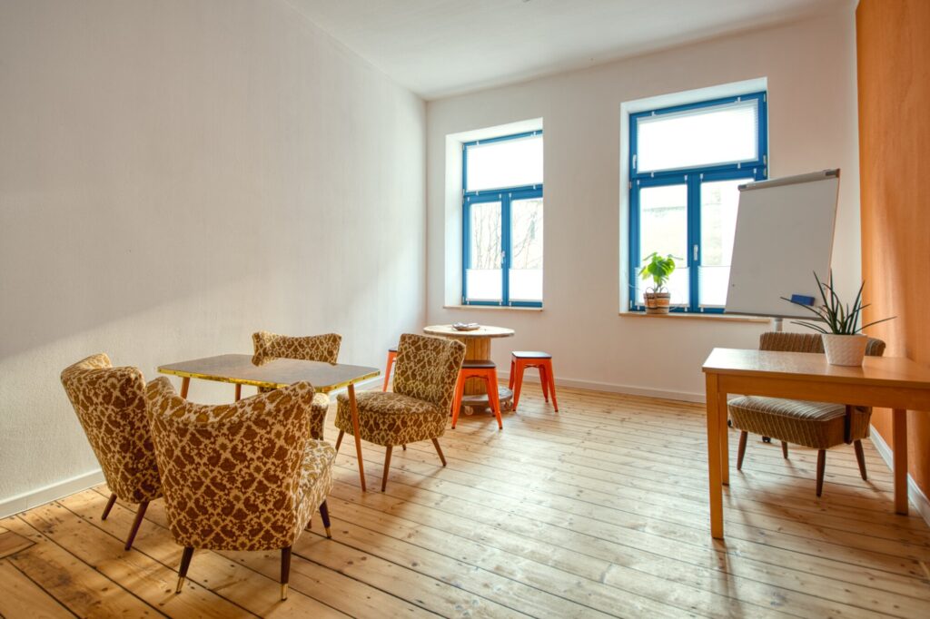 Workshopraum mit Sitzecke und Whiteboard im Coworking Space Magdeburg